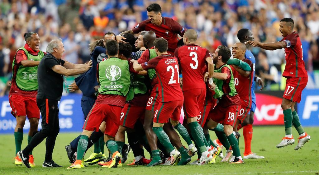 Portugals spelare jublar efter att Éder skjutit in det som blev segermålet i EM-finalen mot Frankrike. (Foto: Frank Augstein/AP/TT)