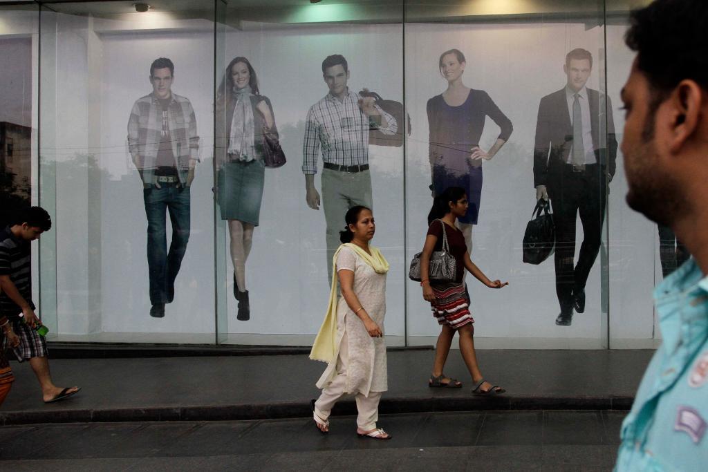 Människor passerar ett köpcenter i Calcutta. (Foto: Bikas Das /AP/TT-arkivbild)