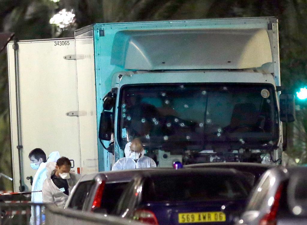 Tekniker undersökte lastbilen som användes för att köra igenom en folksamling i Nice på torsdagskvällen. (Foto: Claude Paris/AP/TT)