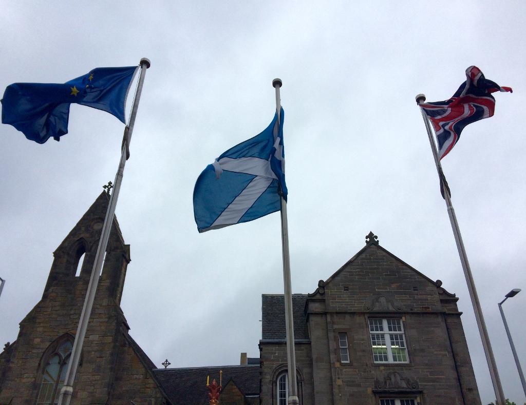 Skotska och brittiska flaggor vajar bredvid EU-flaggan utanför det skotska parlamentet i Edinburgh. (Foto: Dorothee Thiesing /AP/TT-arkivbild)