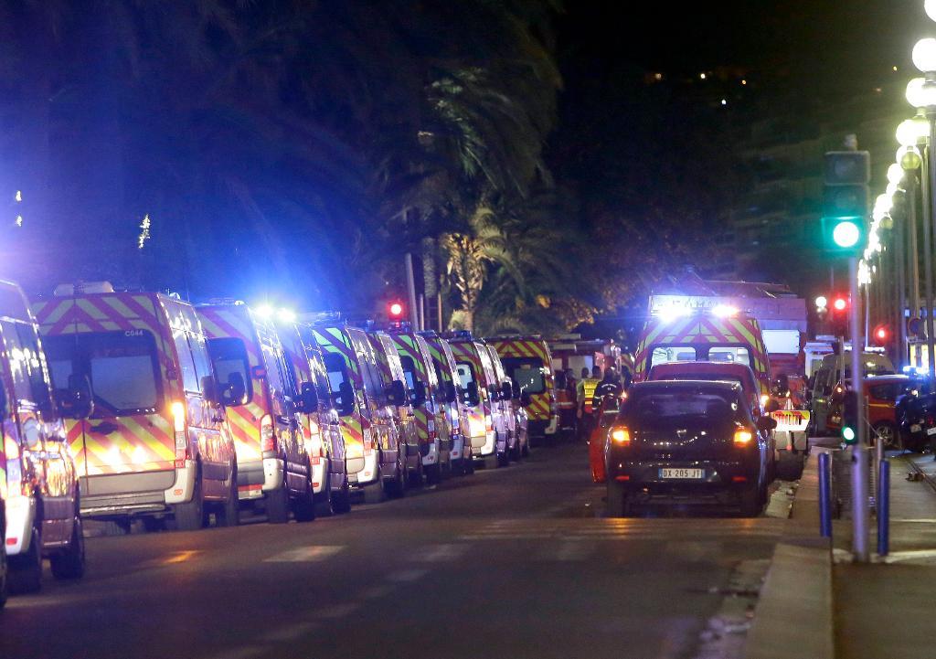 Ambulanser i Nice efter attacken. (Foto: Claude Paris /AP/TT)