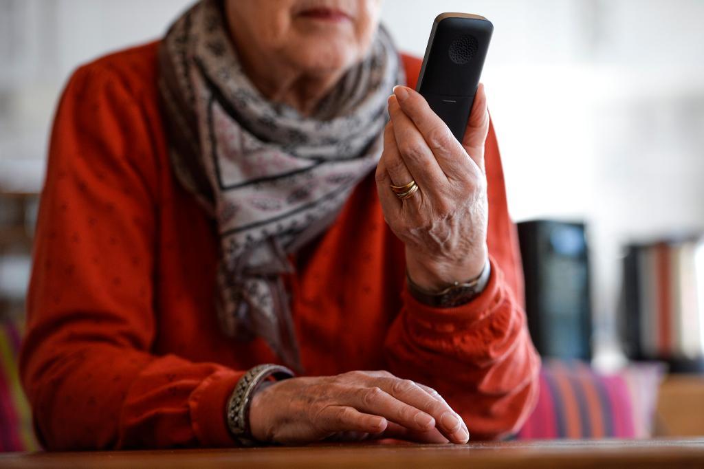 Var sjätte anmälan till Konsumentverket rör telefonförsäljare. Ofta är det äldre som drabbas. (Foto: Per Larsson / TT-arkivbild)