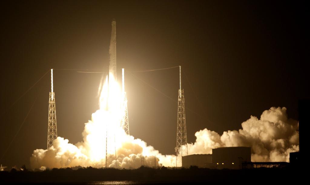Space X Falconraket skjuts upp från en rymdstation i Florida på måndagsmorgonen. (Foto: John Raoux)