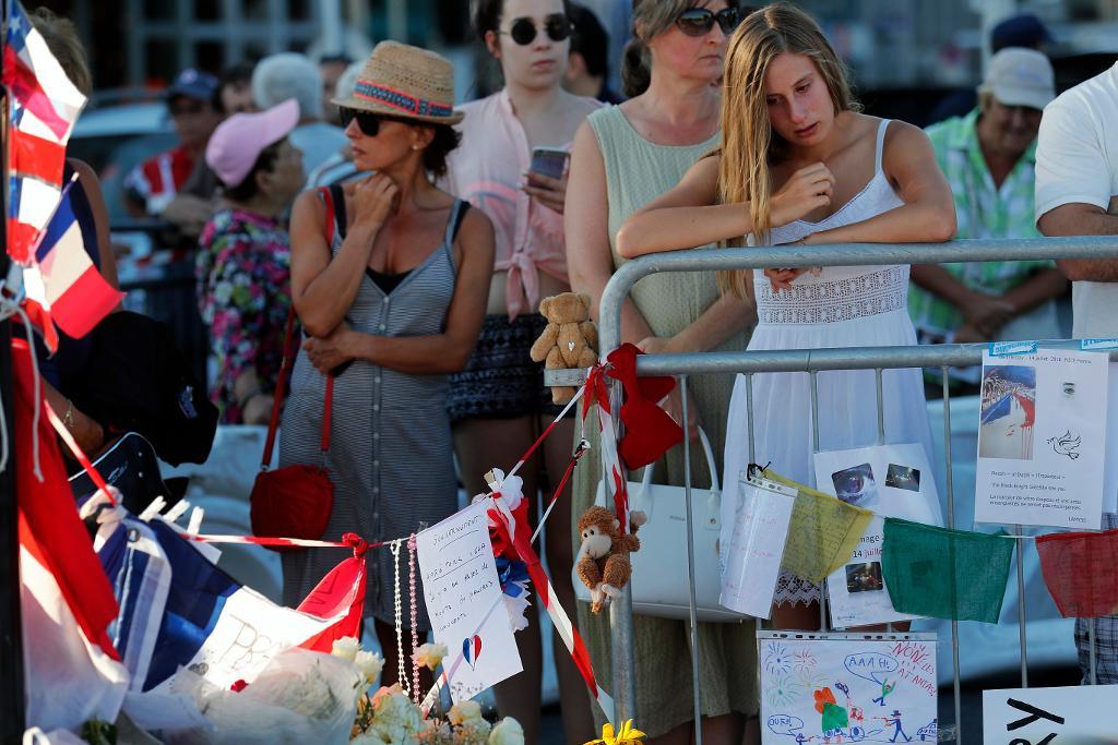 Människor sörjer offren för terrorattacken på Promenade des Anglais i Nice. (Fo: Francois Mori/AP/TT)