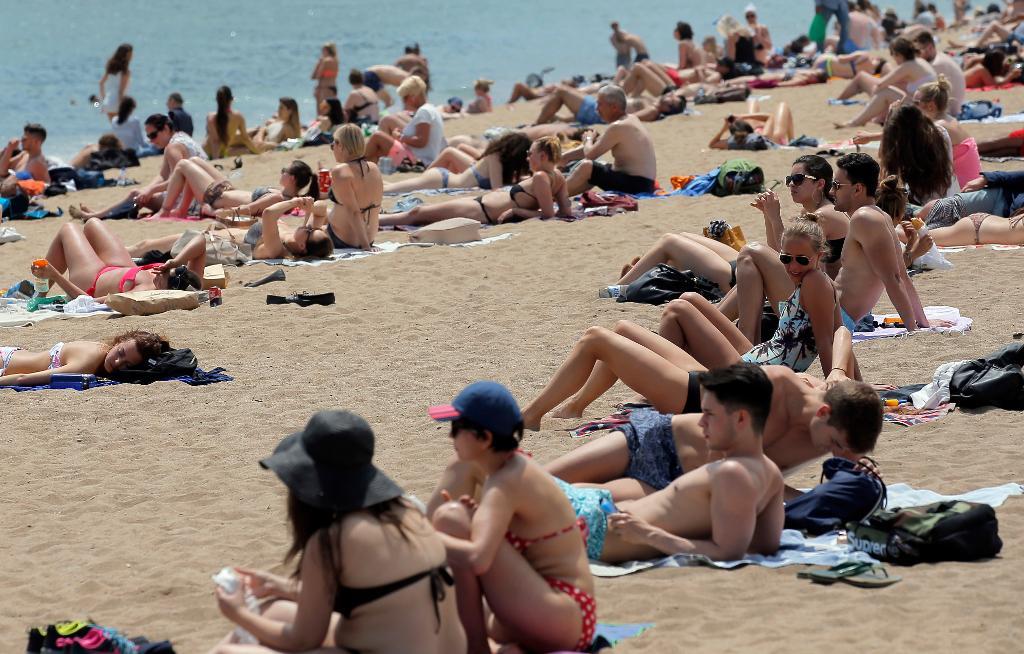 Fullt av turister på Barcelonas strand Barceloneta. Spanien har längre varit populärt bland svenska resenärer och med en ökande oro i Turkiet väljer ännu fler svenskar spanska turistmål. (Foto: Manu Fernandez)