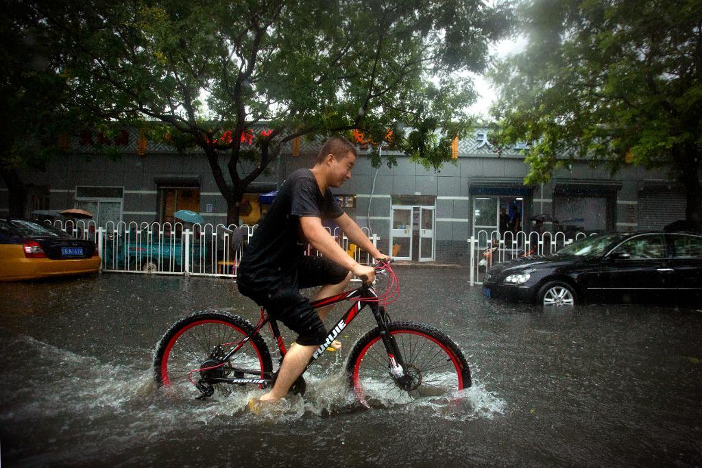 Peking och andra delar av norra Kina har drabbats av översvämningar. Klockan 10 lokal tid hade det fallit 67,4 millimeter. (Foto: Mark Schiefelbein /AP/TT)