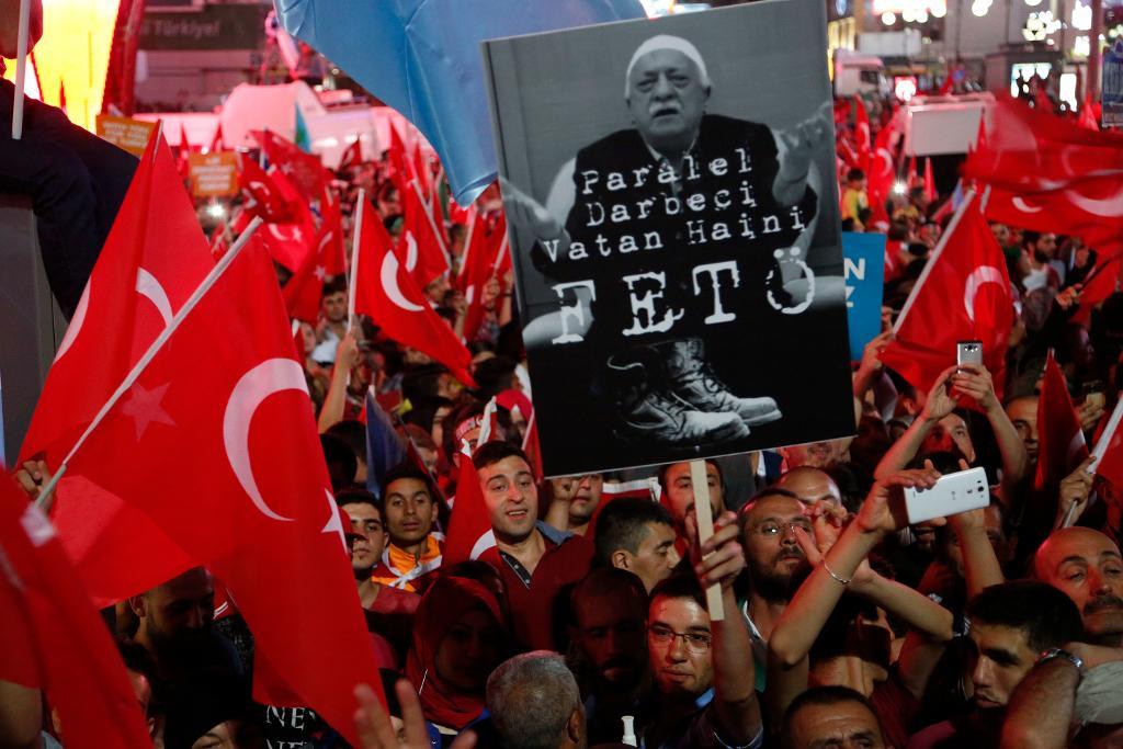 Demonstration i Ankara i veckan till stöd för president Recep Tayyip Erdogan där supportrarna pekar ut Fethullah Gülen som skyldig till kuppen. (Foto: Hussein Malla/AP/TT)