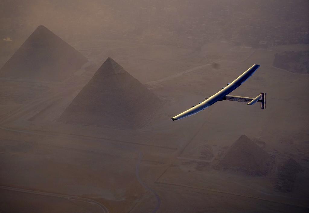 Solar Impulse 2 när det flög över Egyptens pyramider under sin jorden runt-resa. (Foto: Jean Revillart /Rezo/AP/TT)