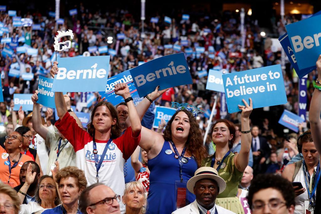 Delegater jublar när Sanders tar plats på scen. (Foto: Carolyn Kaster/AP/TT)