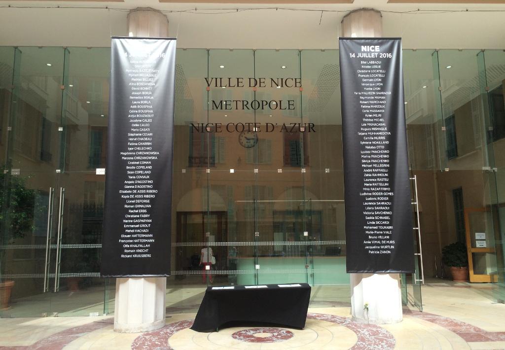 Namnen på offren för attacken i Nice har hängts upp i stadshuset. (Foto: Maeva Bambuck/AP/TT)