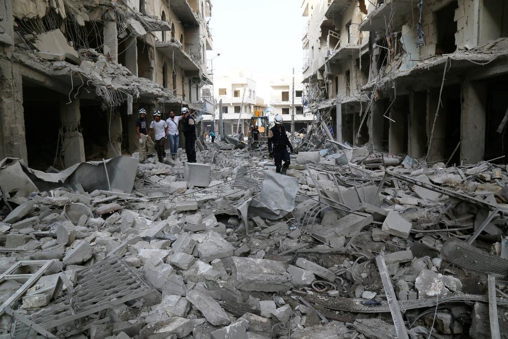 Stor förödelse efter ett flyganfall i ett rebellkontrollerat område i den syriska staden Aleppo.
(Foto: Khaled Khatib/TT)