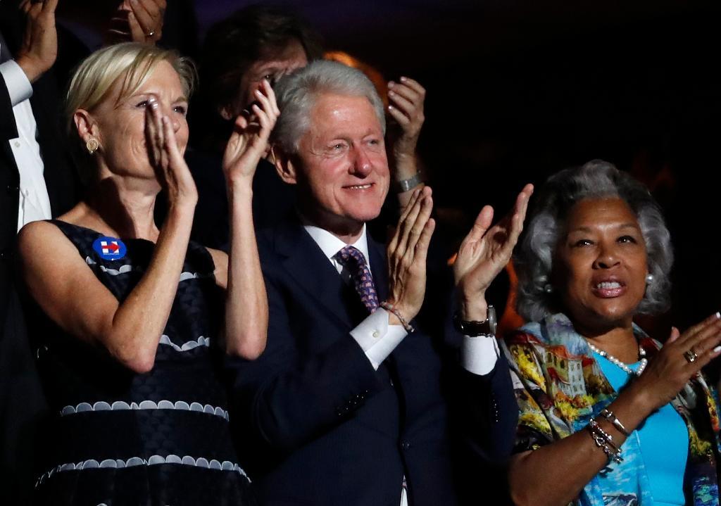 USA:s förra president Bill Clinton applåderar Vermontsenatorn Bernie Sanders på Demokraternas konvent. (Foto: Paul Sancya/AP/TT)