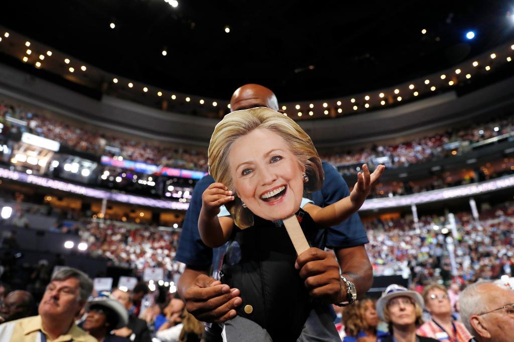Ett litet barn i bärsele håller i en Clinton-skylt på partikonventet. (Foto: Carolyn Kaster /AP/TT)