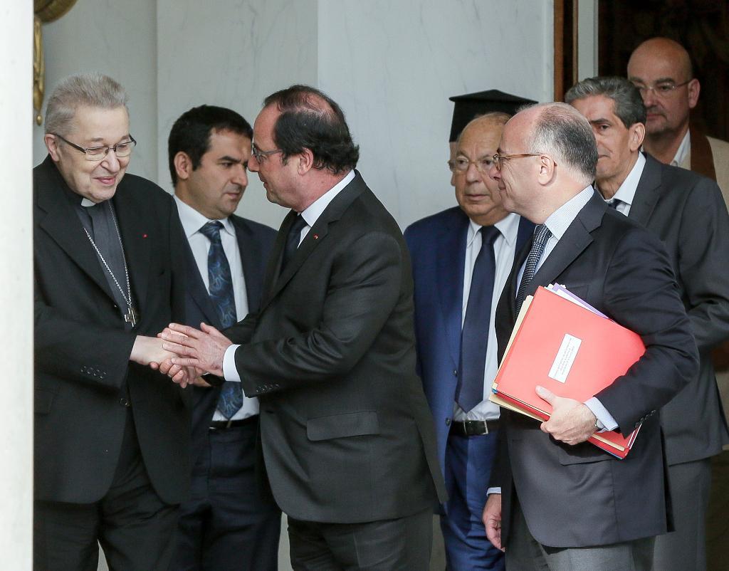 
President François Hollande hälsar på religiösa ledare i Élyséepalatset i Paris. (Foto: Thomas Padilla/AP/TT)