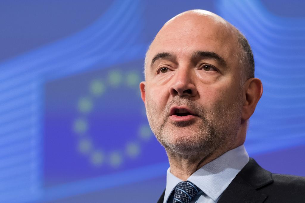 EU:s finanskommissionär Pierre Moscovici vid pressträffen där EU backar från varningen om sanktioner mot Spanien och Portugal. (Foto: Geert Vanden Wijngaert)