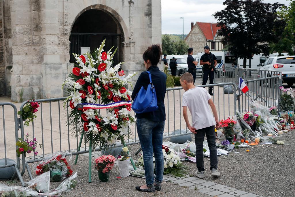 Människor samlas utanför kyrkan i Saint Étienne-du-Rouvray för att hedra den mördade prästen Jacques Hamel. (Foto: Francois Mori /AP/TT)