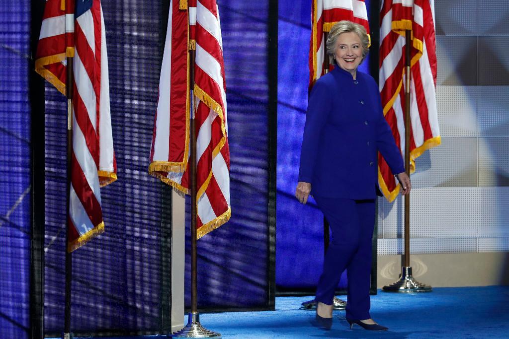 Hillary Clinton, som nominerats till Demokraternas presidentkandidatur, klev överraskande upp på scenen efter att Barack Obama hyllat henne i ett tal på partikonventet i Philadelphia. (Foto: J. Scott Applewhite/AP/TT)