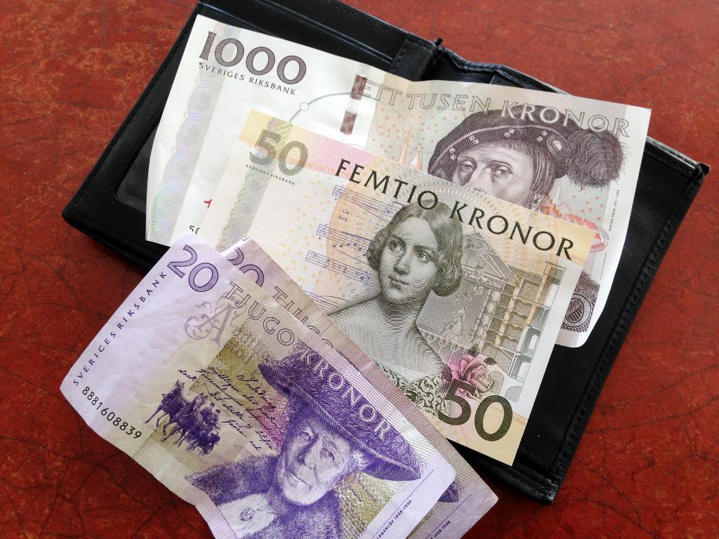 En mängd sedlar som blev ogiltiga den 30 juni finns fortfarande kvar i landet. (Foto: Margareta Kubista Gustavsson/TT-arkivbild)