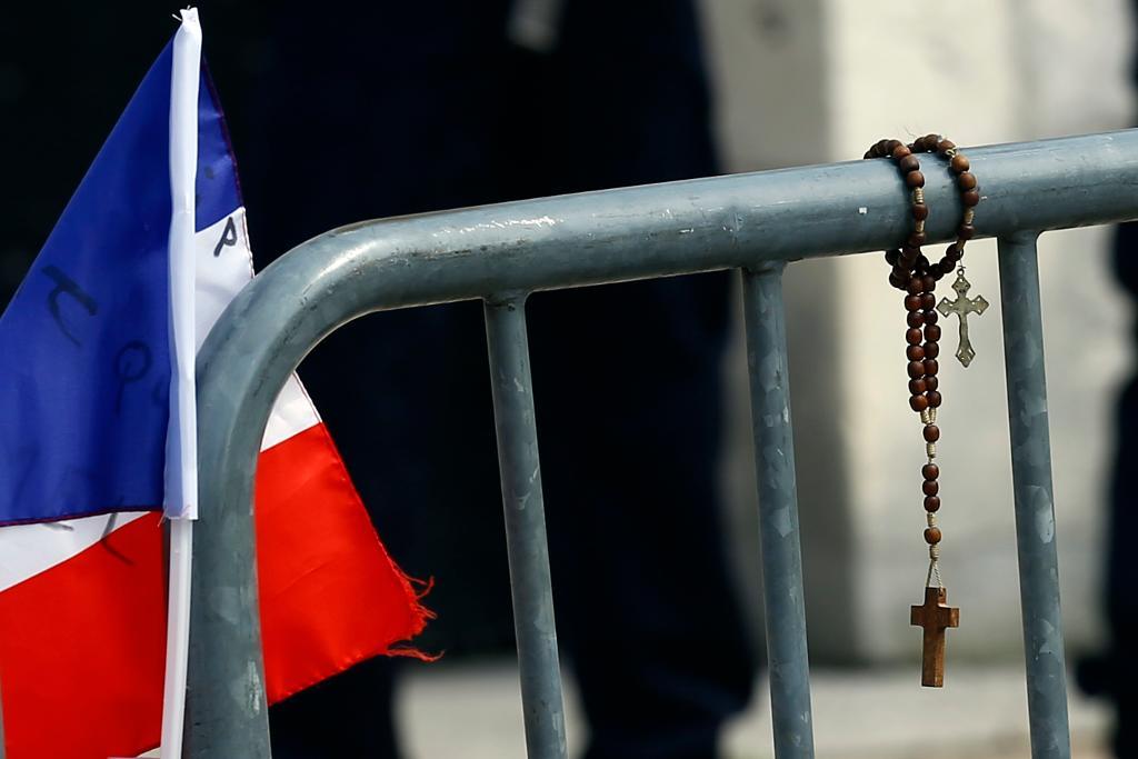 Två terrorister, med kopplingar till Islamiska staten, attackerade en kyrka och mördade prästen Jacques Hamel i en terrorattack i franska Saint-ètienne-du Rouvray. (Foto: Francois Mori /AP/TT)