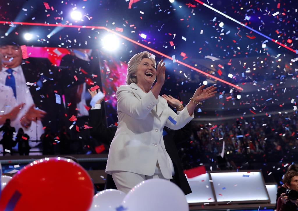 En lycklig Hillary Clinton har just accepterat Demokraternas presidentkandidatur. I höst väntar en tuff kamp mot Republikanernas Donald Trump. (Foto: Carolyn Kaster /AP/TT)