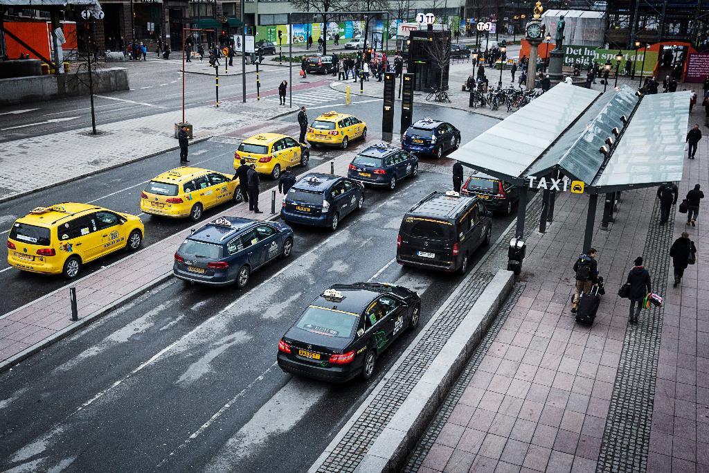 Taxibilar utanför centralen. (Foto: Emma-Sofia Olsson/SvD/TT)
