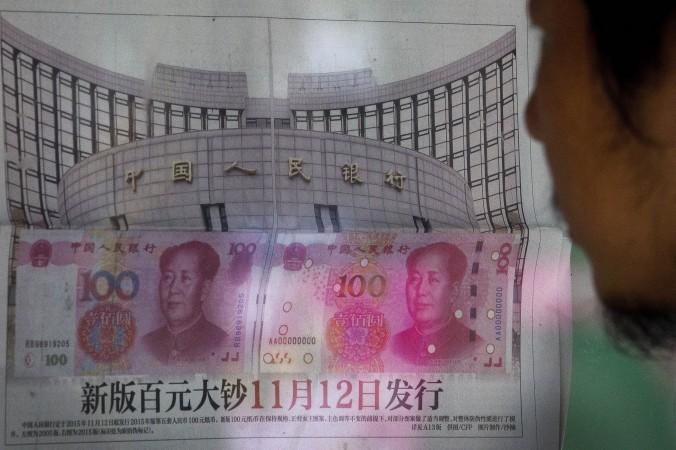 Den kinesiska dagstidningen berättade 11 augusti 2015 om devalveringen. I takt med att Kinas kreditvärdering försämras förväntas nu en ny devalvering. (Foto: AP Photo/Andy Wong)