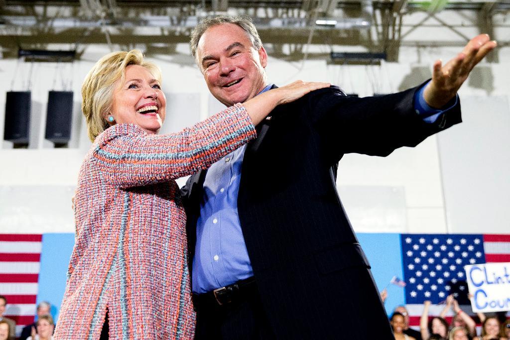 Hillary Clinton och Tim Kaine, Arkivbild. (Foto: Andrew Harnik/AP/TT)