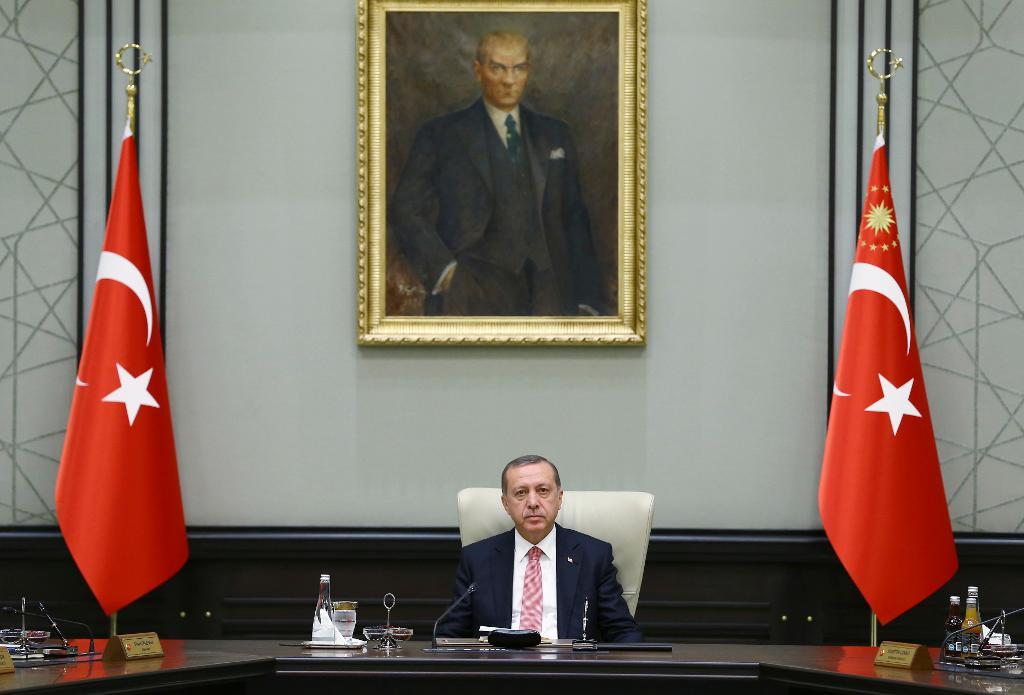 Turkiets president Erdogan under ett porträtt av Mustafa Kemal Ataturk. (Foto: Presidential Press Servic)