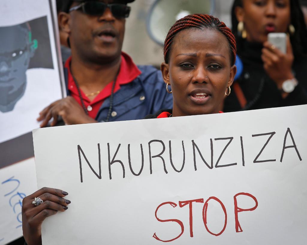 Burundier i protest utanför FN:s högkvarter, mot landets president Pierre Nkurunziza. Arkivbild. (Foto: Bebeto Matthews/AP/TT)