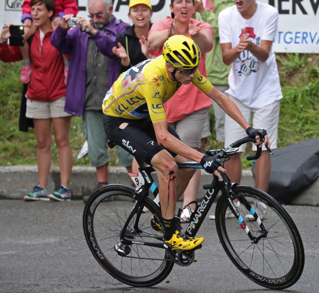 En blodig Chris Froome repade sig fort och utökade ledningen i Tour de France i och med fredagens etapp. (Foto: Keno Tribouillard/AP/TT)