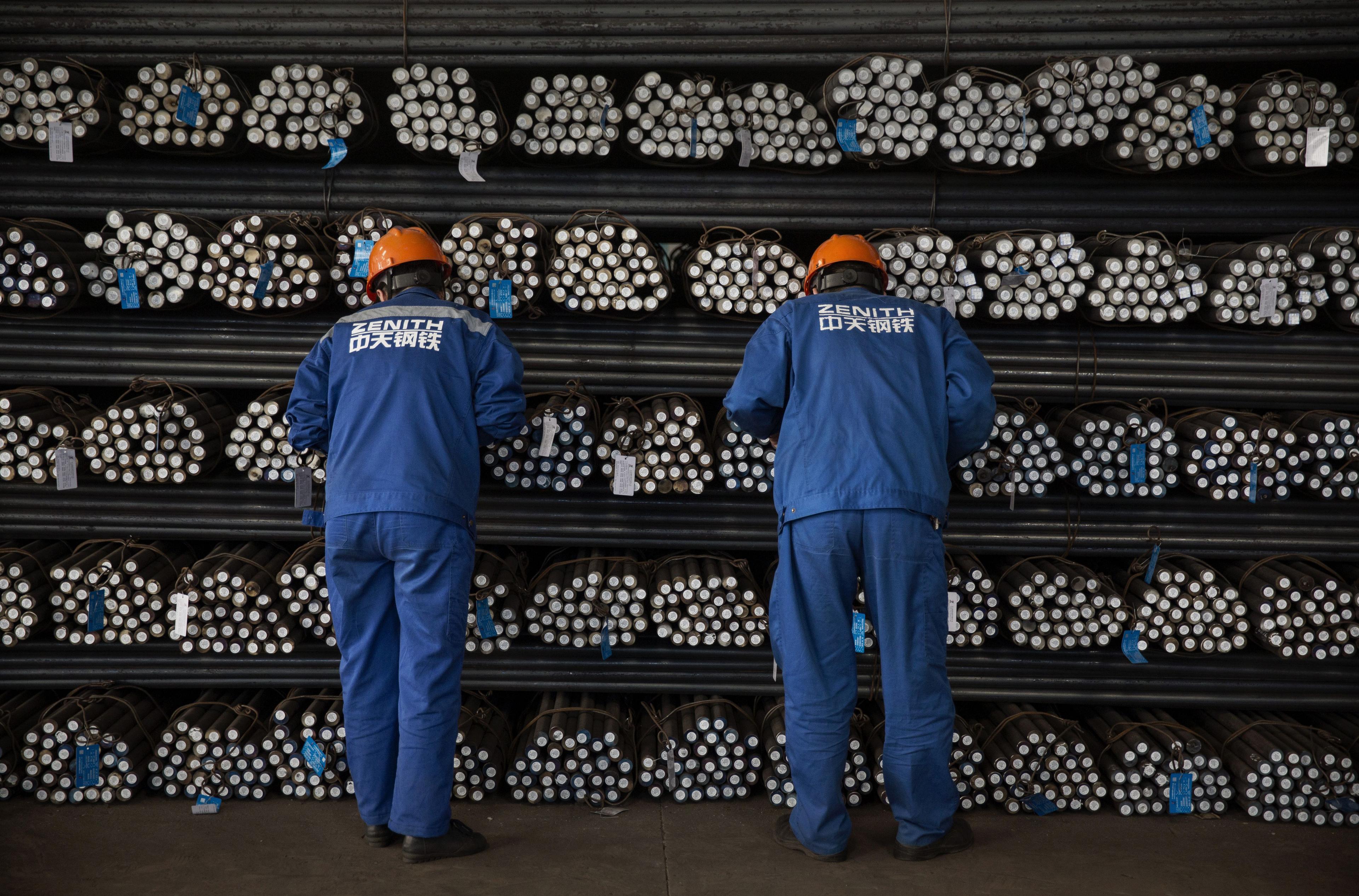 Kinesiska stålarbetare i Changzhou. EU överväger nu att byta taktik för att skydda sig mot Kinas prisdumpningar på stål. (Foto: Kevin Frayer/Getty Images)