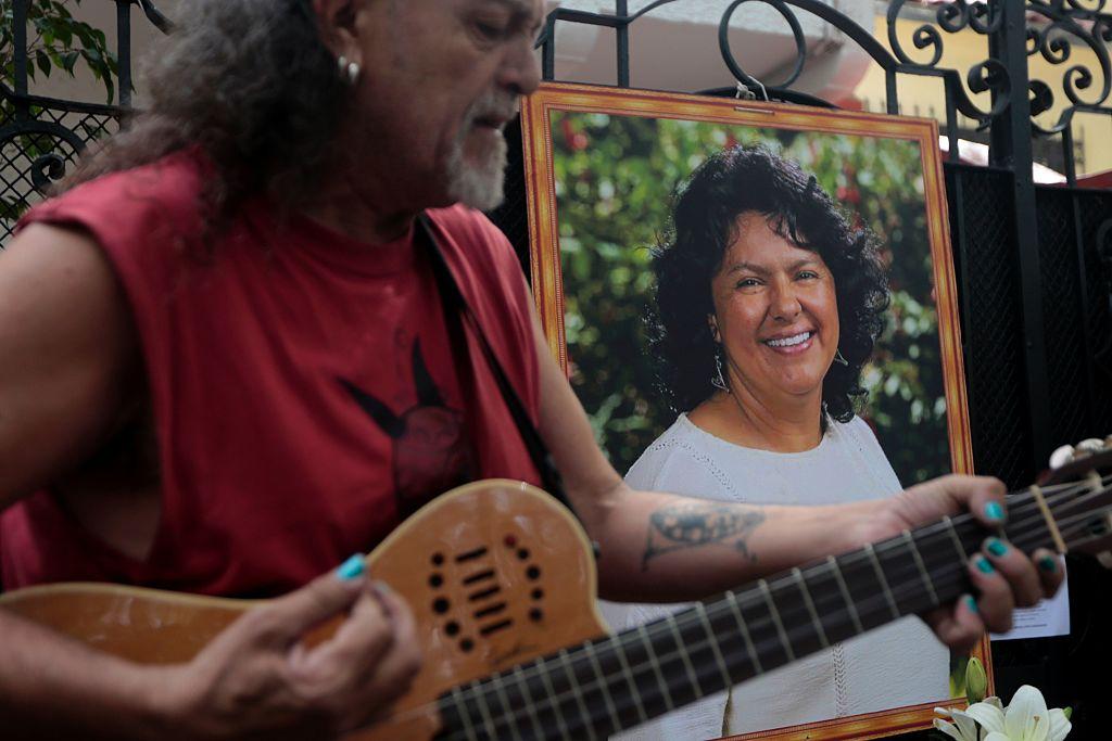 Den mexikanske musikern El Mastuerso sjunger en sång tillägnad den mördade miljöaktivisten Berta Caseres den 15 juni. Nu har ännu en miljöaktivist mördats. (Foto: Pedro Pardo /AFP/Getty Images)
