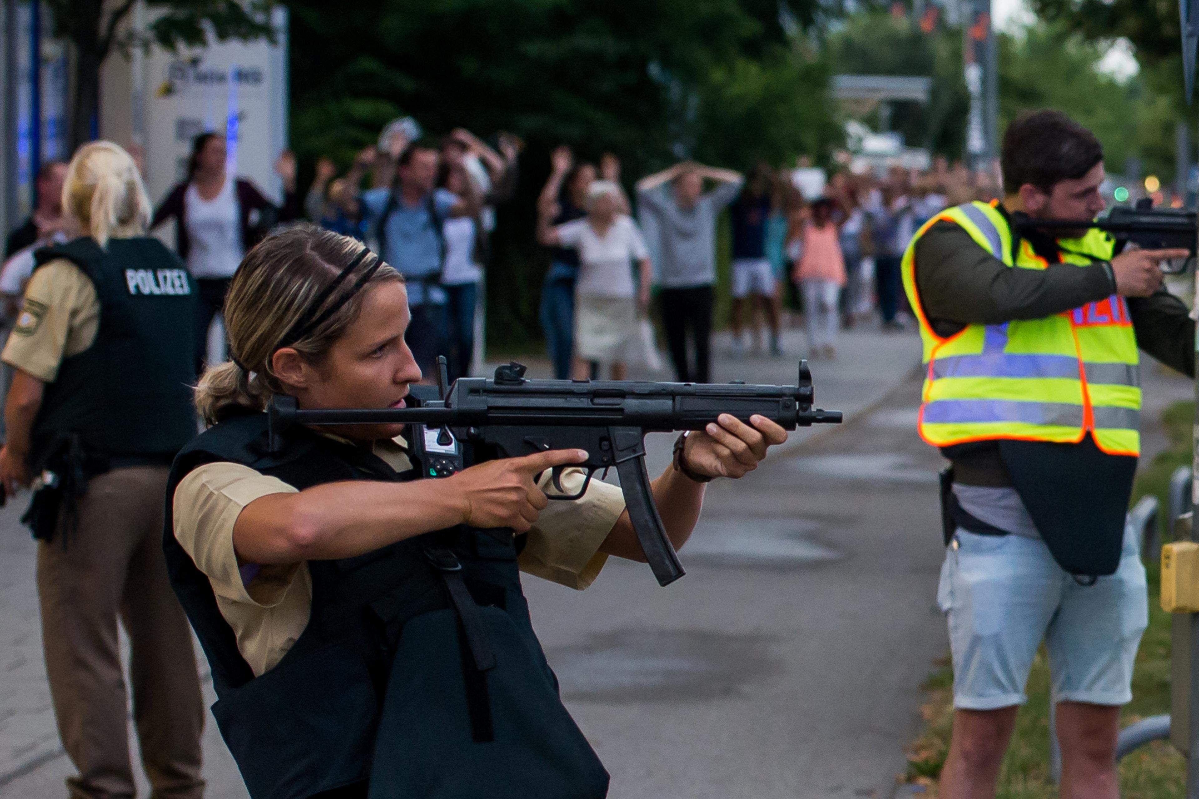 Poliser med vapen eskorterar människor från köpcentrum Olympia Einkaufzentrum (OEZ) den 22 juli 2016 i München, Tyskland. (Foto: Joerg Koch / Getty Images)

