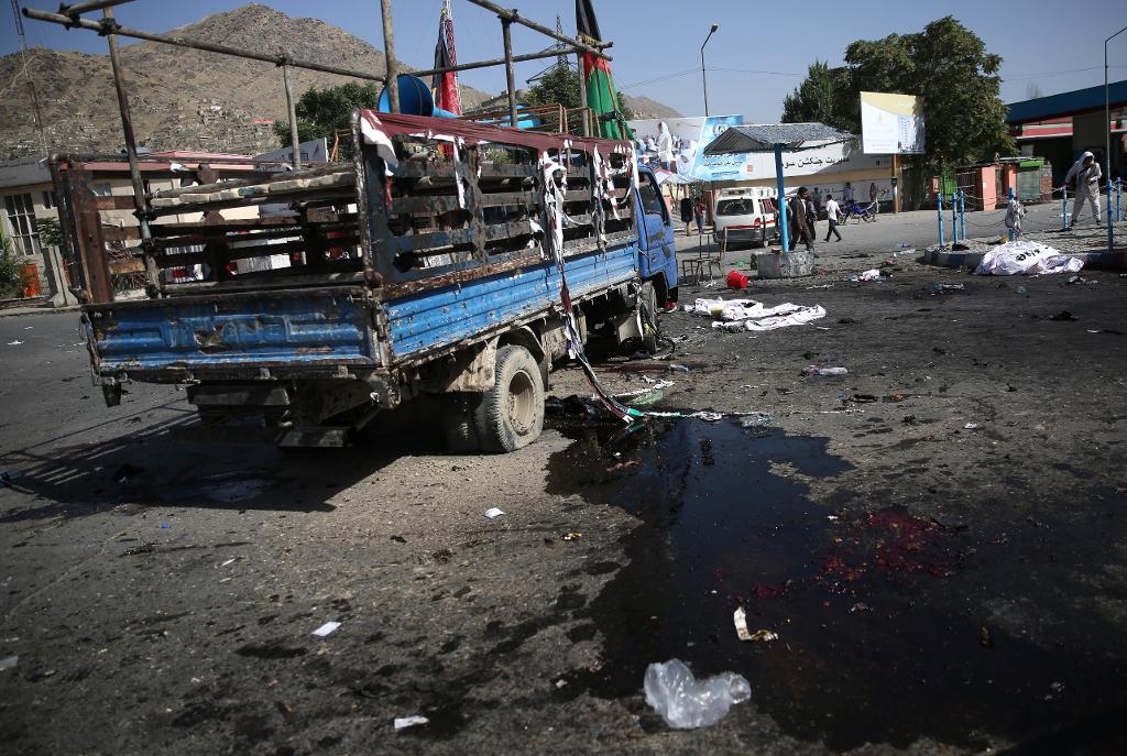 Attacken mot demonstrationen i Kabul utfördes bland annat av en självmordsbombare. En lastbil som användes av protestledare skadades i dådet. (Foto: Massoud Hossaini/AP/TT)