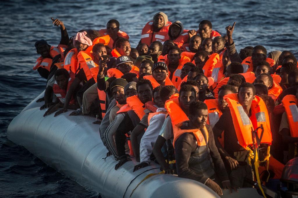 Bild från en av de senaste räddningsinsatserna i Medelhavet, söder om Italien. Just den dagen, för drygt en vecka sedan, miste 21 kvinnor och en man livet, men de flesta av migranterna kunde räddas från gummiflottarna. (Foto: Santi Palacios/AP/TT)