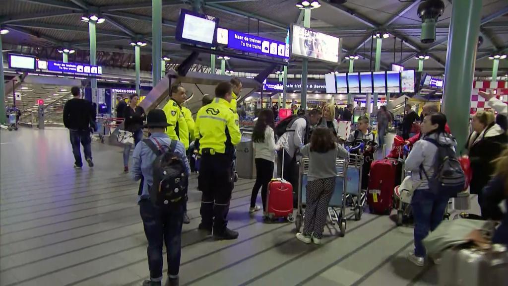 Säkerheten har höjts på Amsterdams flygplats Schiphol efter "indikationer" om ett hot. Arkivbild. (Foto: AP/TT)