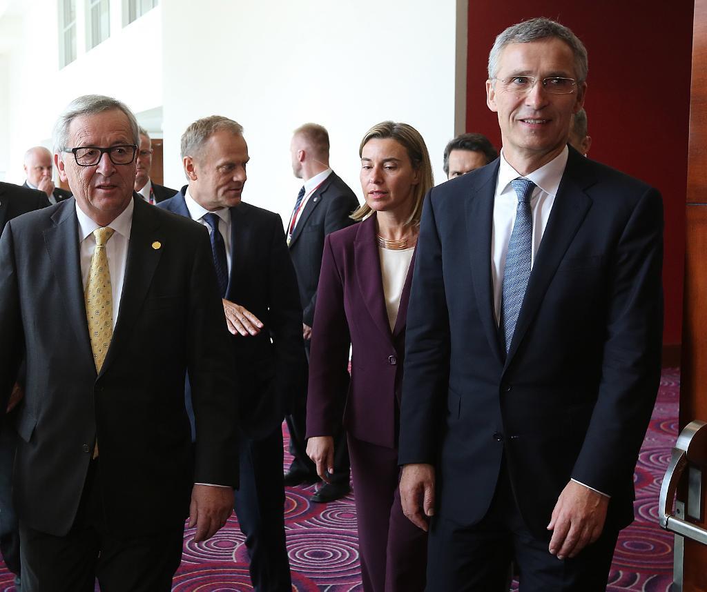 Jean-Claude Juncker, Donald Tusk och Federica Mogherini, här med Natos Jens Stoltenberg. Arkivbild. (Foto: Czarek Sokolowski/AP/TT)