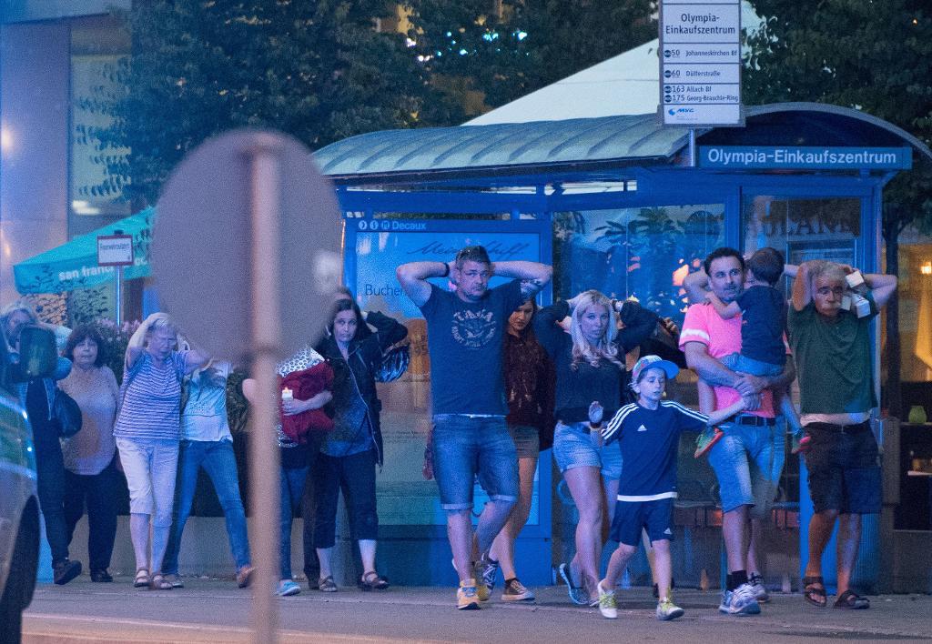 Människor lämnar köpcentrumet Olympia i nordvästra München. (Foto: Sebastian Widmann/AP/TT)