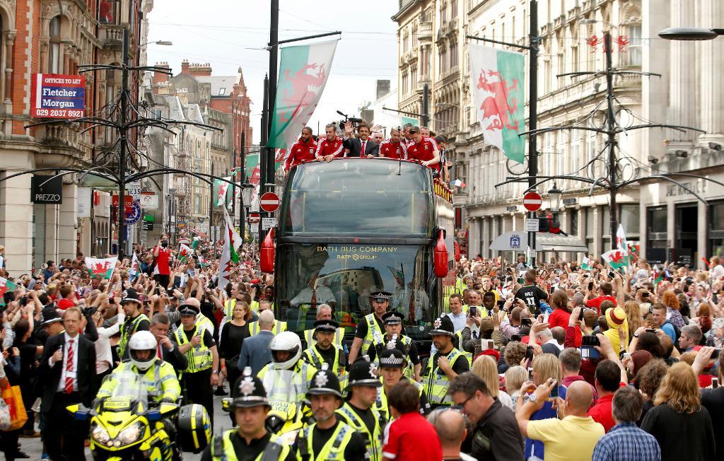 Wales spelare hyllas av folket. (Foto: Paul Harding/AP/TT)