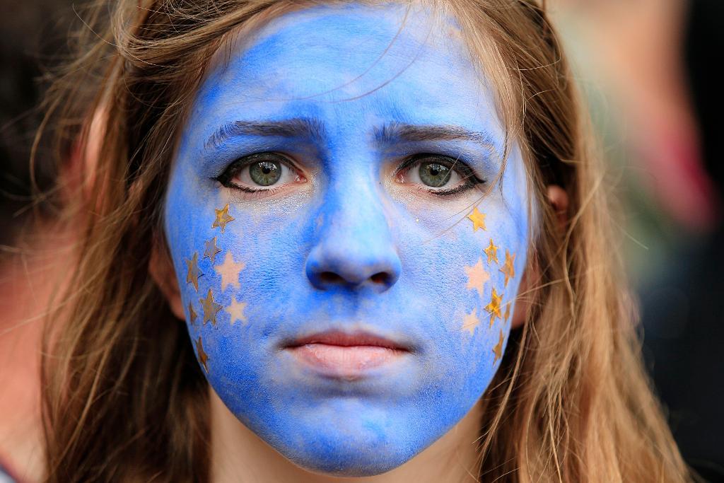 En ung kvinna som hellre hade sett att Storbritannien stannade kvar i EU. Med lite mer än en månad sedan det historiska beslutet är det som om britterna hämtar andan för en stund. När förhandlingarna om den framtida relationen med EU sätter i gång väntar troligtvis ytterligare turbulens. (Foto: Jonathan Brady /AP/TT-arkivbild)