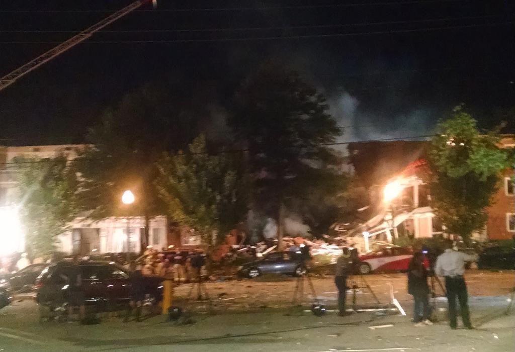
Bostadshuset i Silver Spring, Maryland, raserades av explosionen och det började snabbt brinna. Räddningsarbetare har letat efter saknade hela dagen. (Foto: Brandkåren Montgomery /AP/TT)