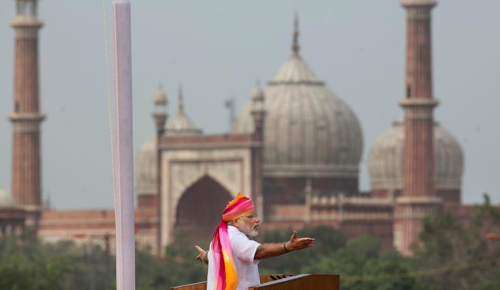 Modi håller sitt årliga tal vid Röda fortet i Delhi. I bakgrunden moskén Jama Masjid. (Foto: Manish Swarup)