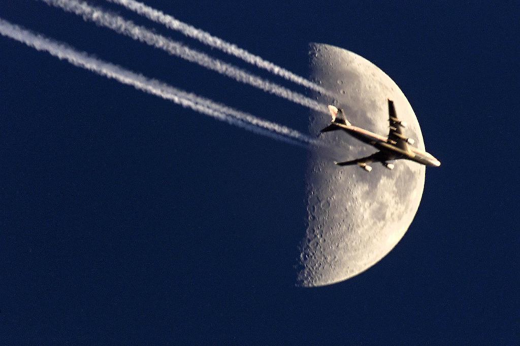 
Kondensstrimmor efter ett flygplan. (Foto: AP/TT-arkivbild)