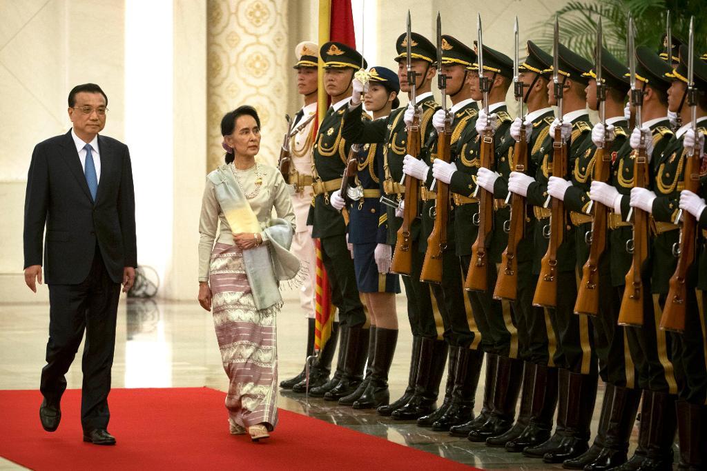 Li Keqiang och Aung San Suu Kyi vid välkomstceremoni i Folkets stora sal i Peking på torsdagen. (Foto: Mark Schiefelbein)