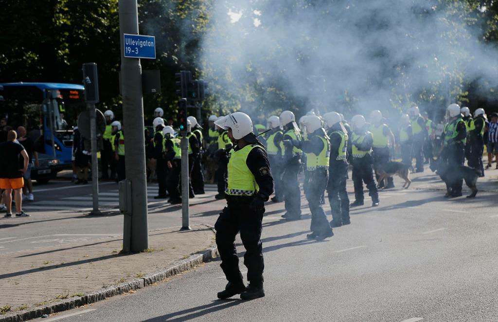 Mer arbete än vanligt sker på övertid inom svensk polis. Orsakerna är bland annat färre poliser och att det saknas operatörer på regionledningscentralerna. (Foto: Adam Ihse /TT-arkivbild)