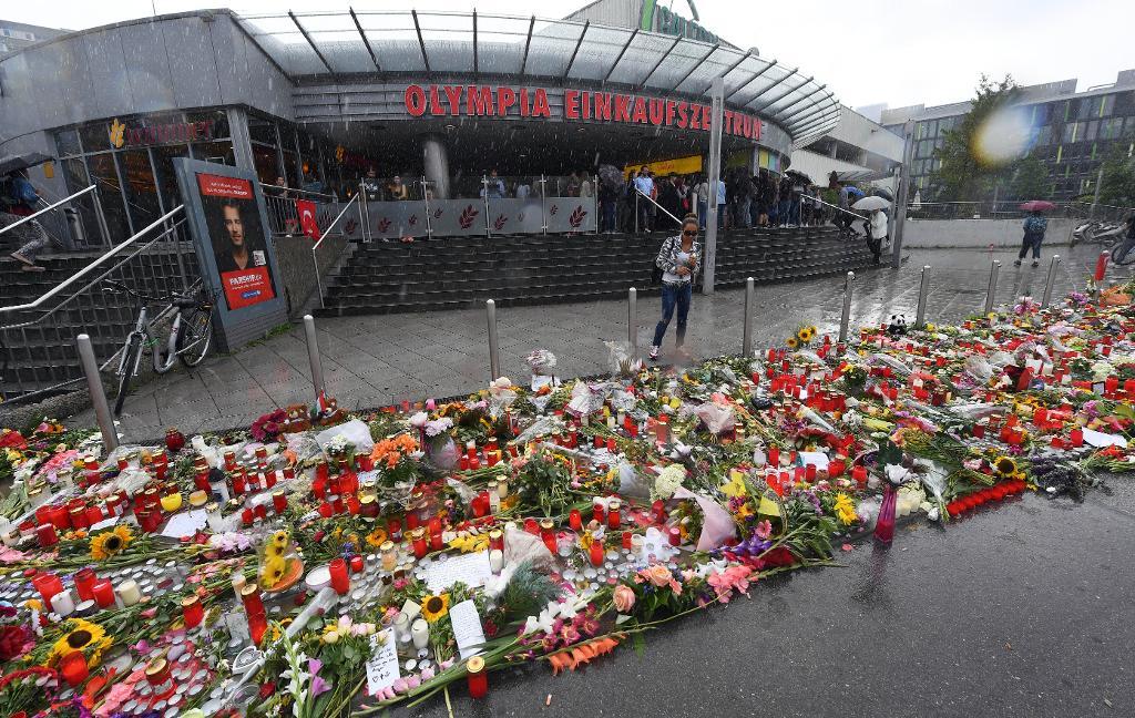Sorg uttryckt med blommor och ljus efter dådet i Olympia-Einkaufszentrum i München den 25 juli. Nio personer dödades av en ung psykiskt instabil man. (Foto: Peter Kneffel /AP/TT-arkivbild)