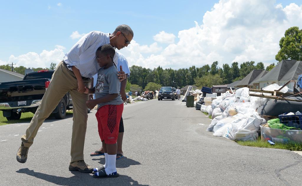 President Barack Obama besöker drabbade områden i delstaten Louisiana. (Foto: Susan Walsh/AP/TT)