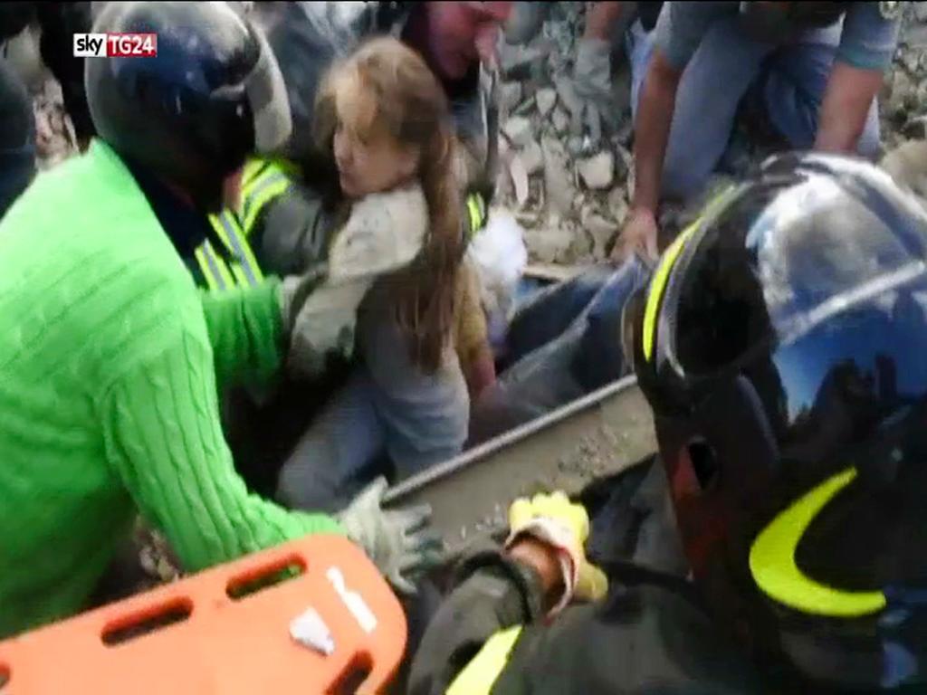 Tv-bilder som visar hur en 10-årig flicka räddas i Pescara Del Tronto. (Foto: Sky Italia/AP/TT)