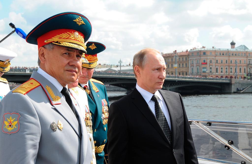 Rysslands försvarsminister Sergej Sjojgu, i förgrunden till vänster, och president Vladimir Putin under en militärparad i somras. (Foto: Mikhail Klimentyev /AP/TT-arkivbild)