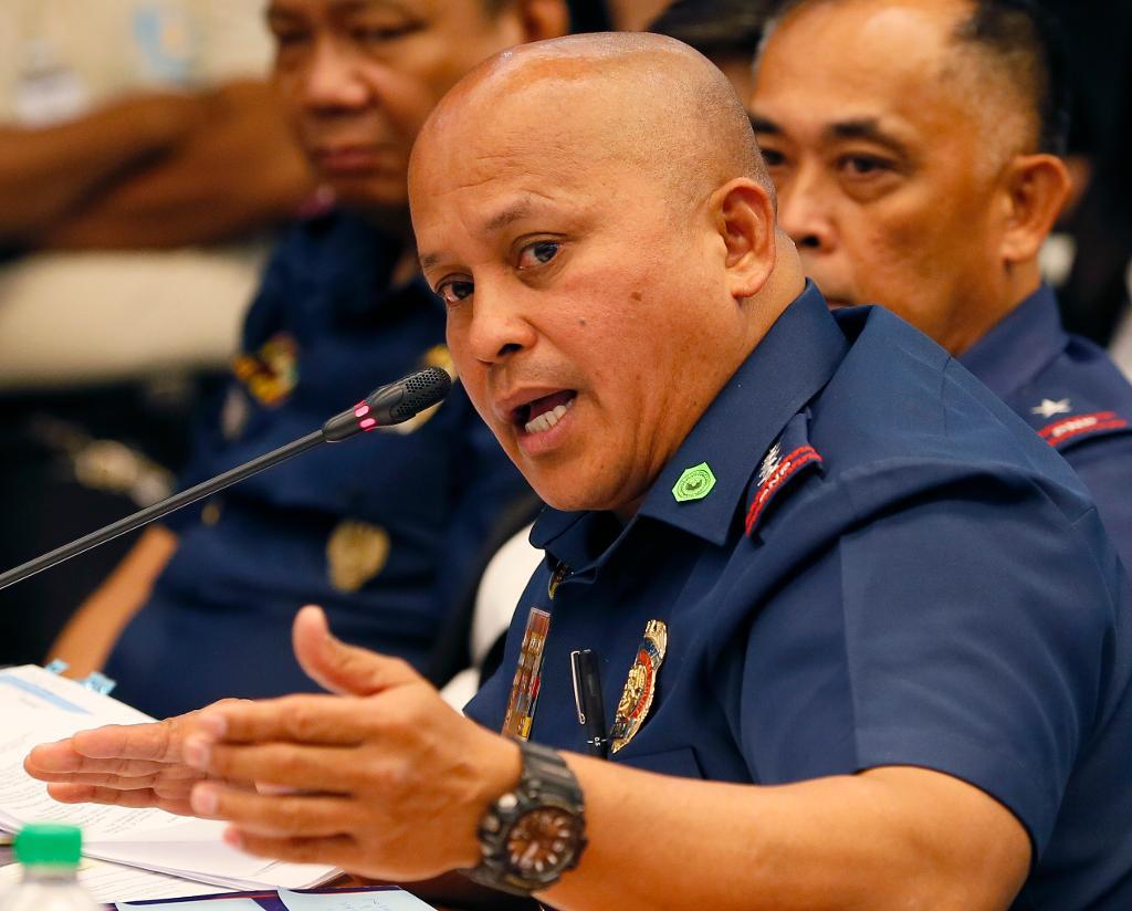 Filippinernas polischef Ronald dela Rosa under utfrågningen i senaten i tisdags. (Foto:
Bullit Marquez /AP/TT)